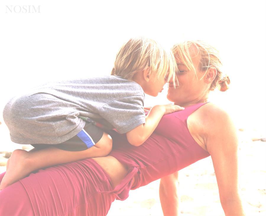 Acroyoga mommy love