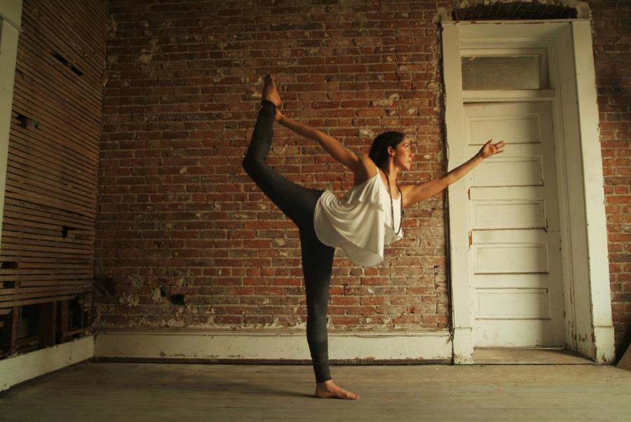 Dandayamana Dhanurasana