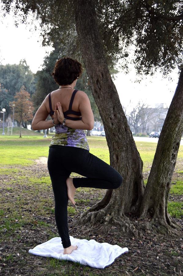 Vrksasana reverse namaste